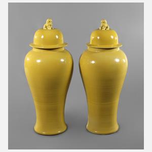 Paar riesige gelbe Deckel-Vasen