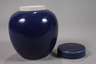 Paar runde Deckelvasen „Sacrificial Blue“