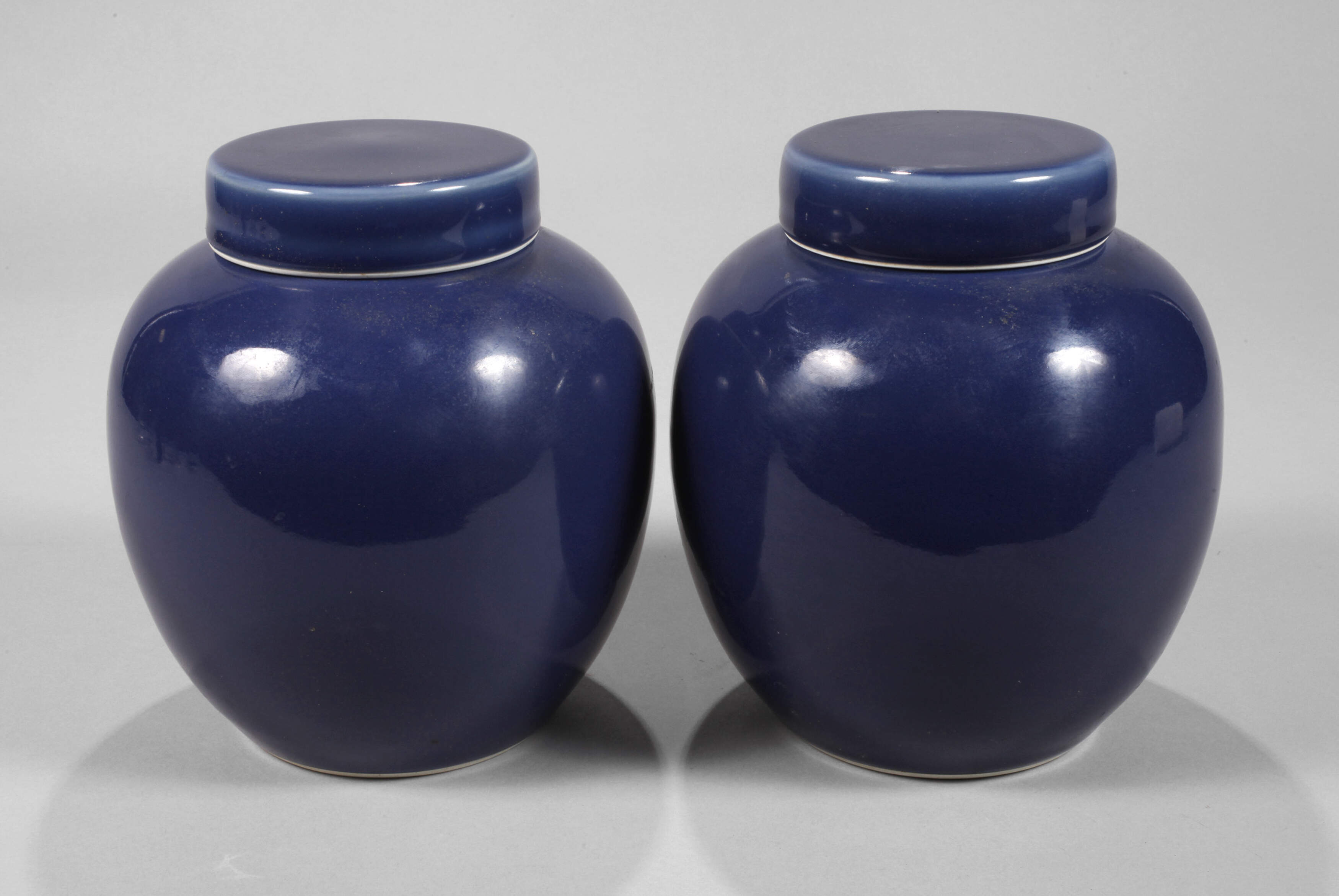 Paar runde Deckelvasen „Sacrificial Blue“