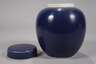 Paar runde Deckelvasen in Monochromblau
