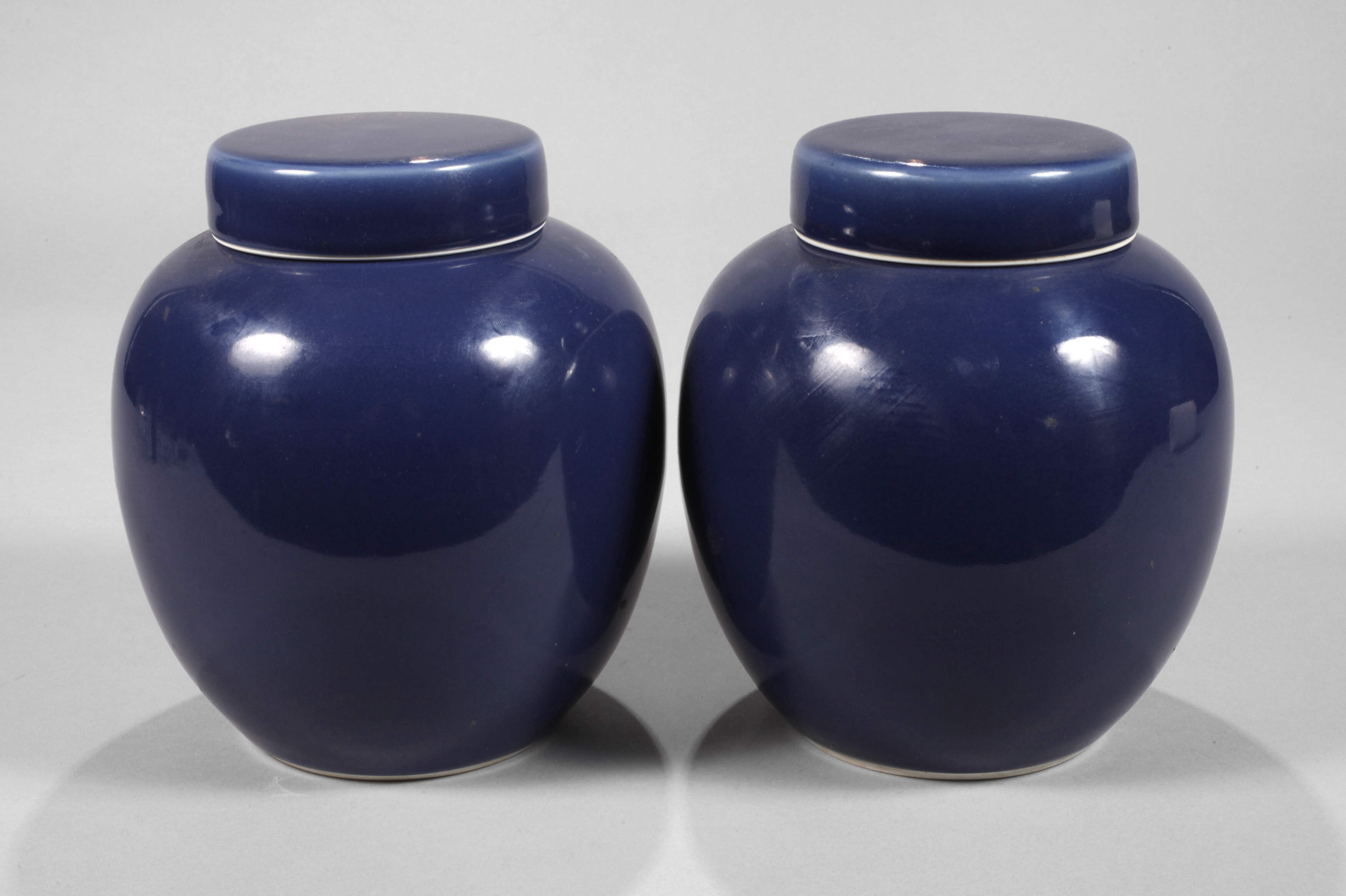 Paar runde Deckelvasen in Monochromblau