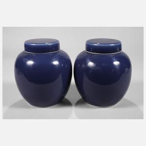 Paar runde Deckelvasen in Monochromblau