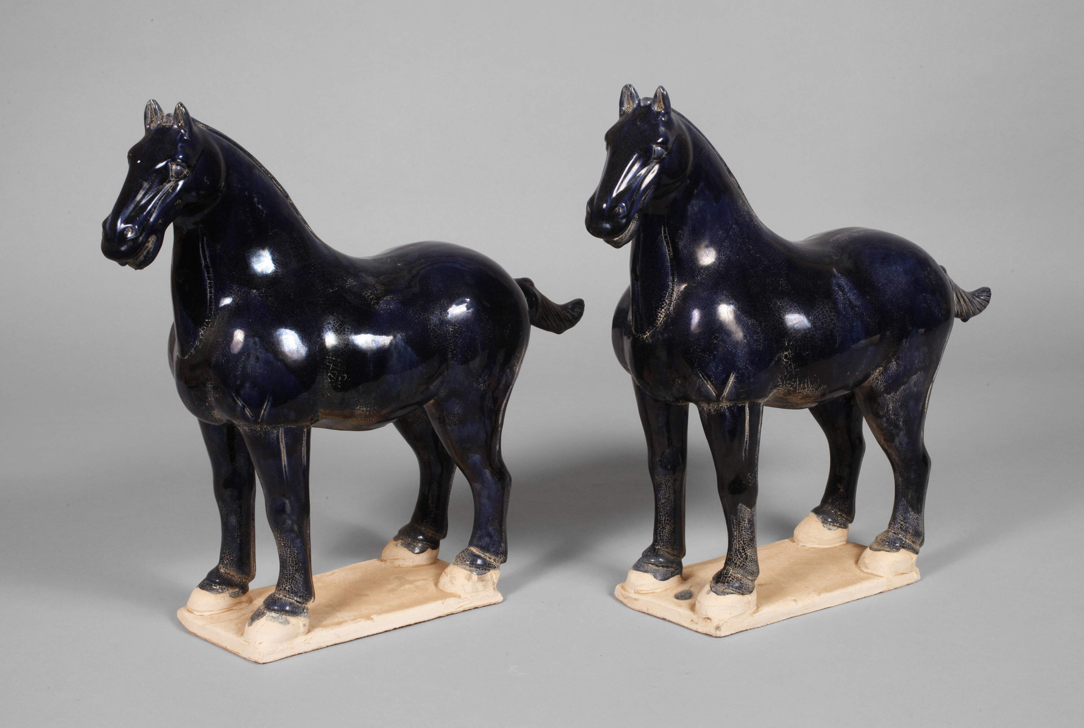 Paar große blaue Pferde