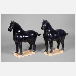 Paar große blaue Pferde