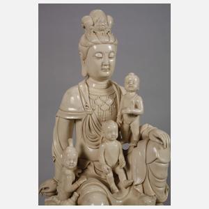 Große Blanc-de-Chine-Figur "Guanyin als Beschützerin der Kinder"