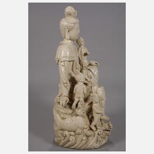 Große Blanc-de-Chine-Figur "Guanyin als Beschützerin der Kinder"
