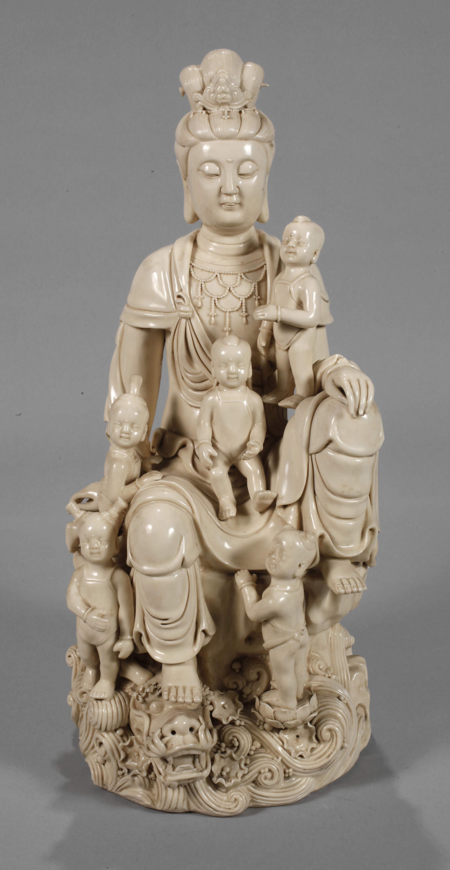 Große Blanc-de-Chine-Figur "Guanyin als Beschützerin der Kinder"