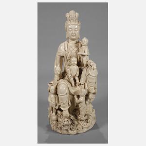 Große Blanc-de-Chine-Figur "Guanyin als Beschützerin der Kinder"