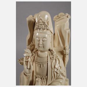 Blanc-de-Chine-Figur "Guanyin mit Weidenzweig und Ambrosiaflasche"