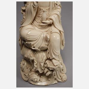 Blanc-de-Chine-Figur "Guanyin mit Weidenzweig und Ambrosiaflasche"