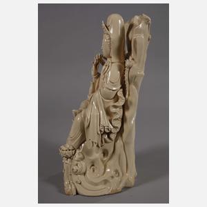 Blanc-de-Chine-Figur "Guanyin mit Weidenzweig und Ambrosiaflasche"