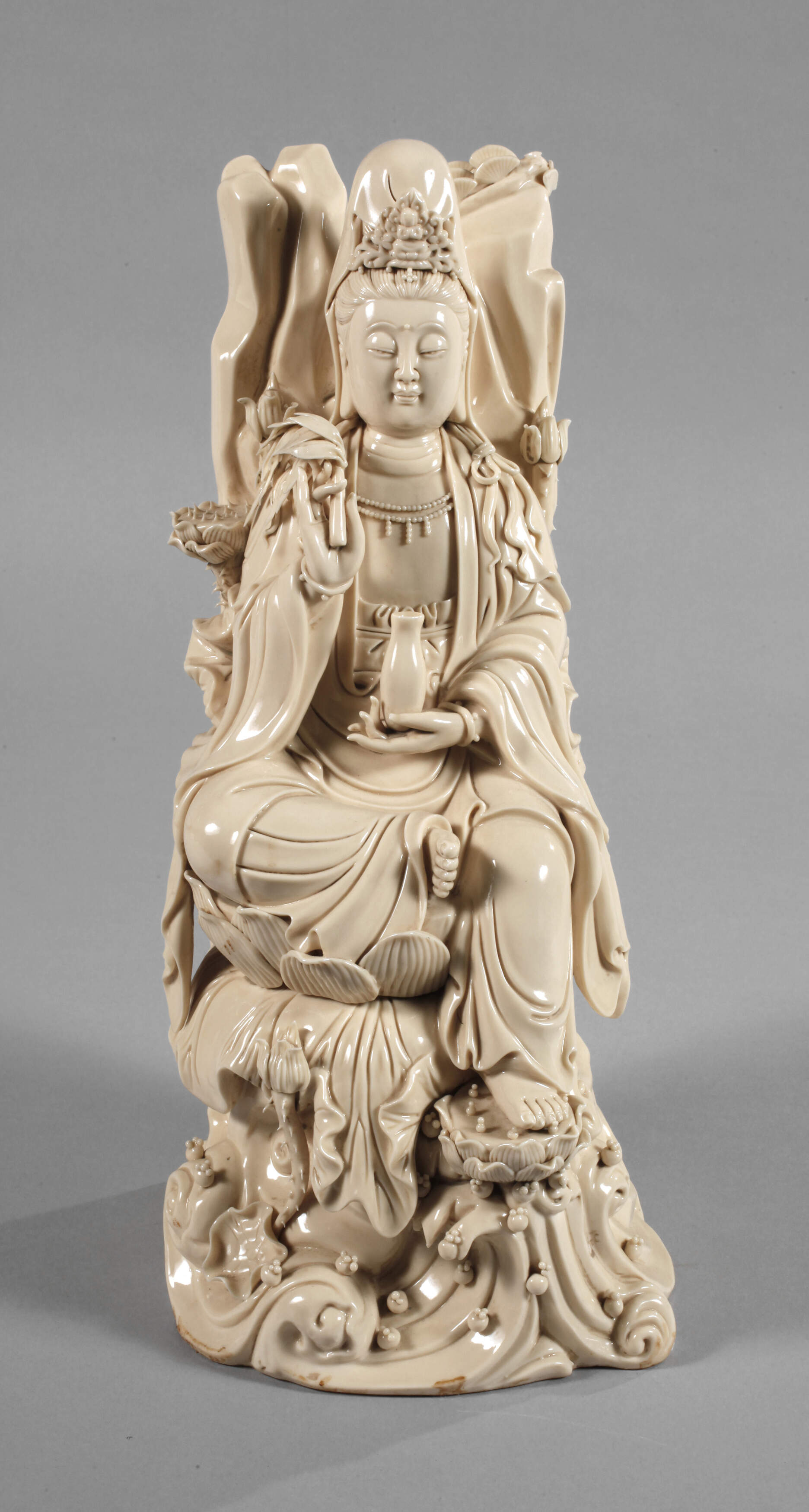Blanc-de-Chine-Figur "Guanyin mit Weidenzweig und Ambrosiaflasche"