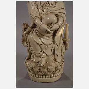 Große Blanc-de-Chine-Figur "Guanyin als Beschützer der Seefahrer"
