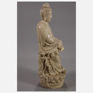 Große Blanc-de-Chine-Figur "Guanyin als Beschützer der Seefahrer"
