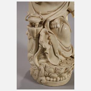 Große Blanc-de-Chine-Figur "Guanyin als Beschützer der Seefahrer"