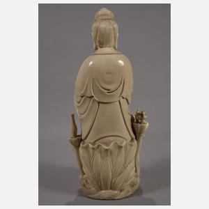 Große Blanc-de-Chine-Figur "Guanyin als Beschützer der Seefahrer"