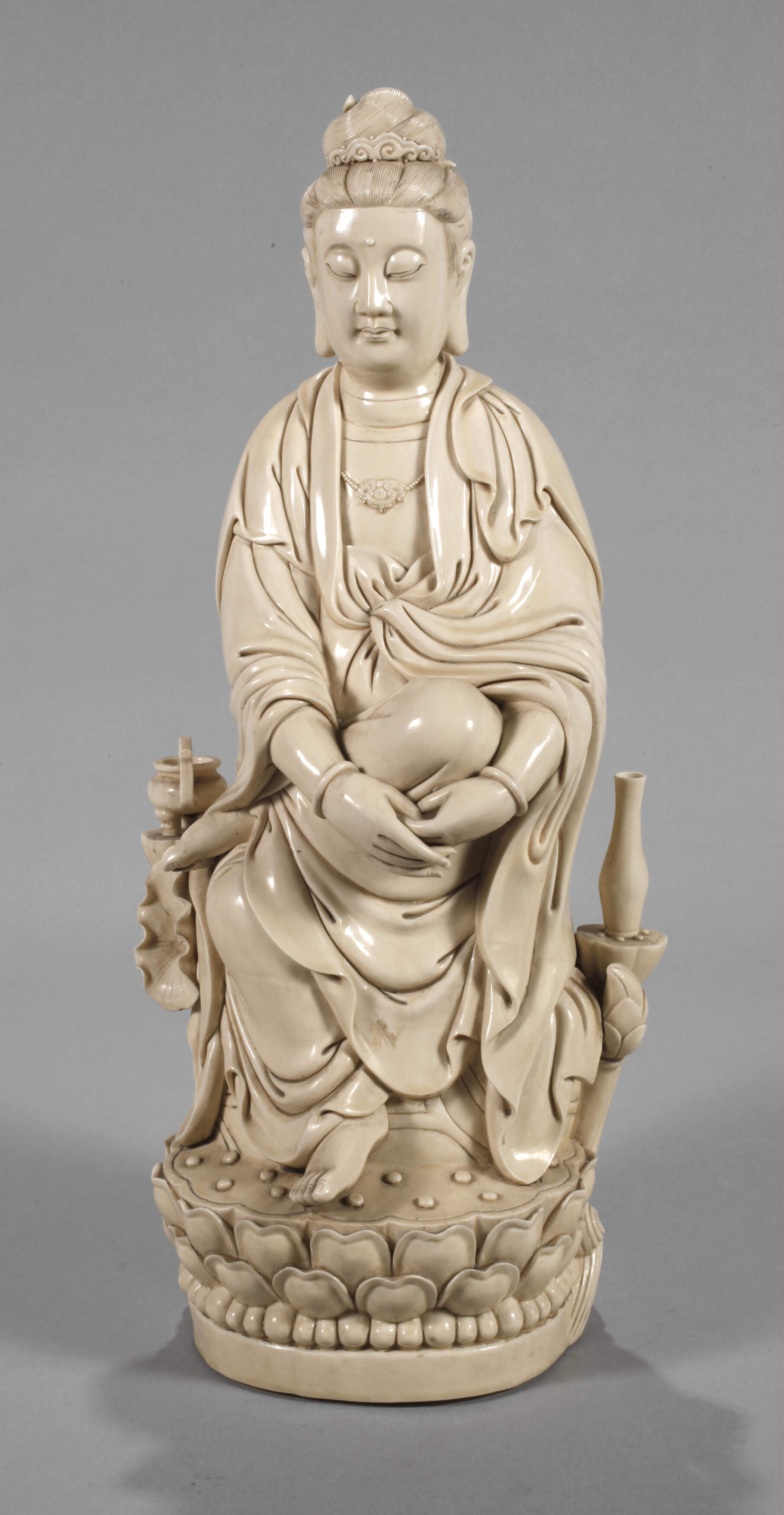 Große Blanc-de-Chine-Figur "Guanyin als Beschützer der Seefahrer"
