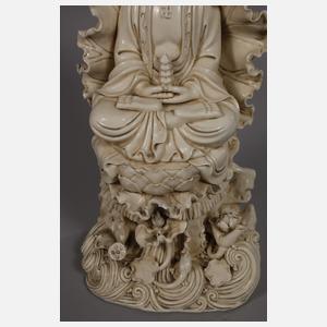 Große Blanc-de-Chine-Figur "Der Medizinbuddha Bhaisajyaguru"