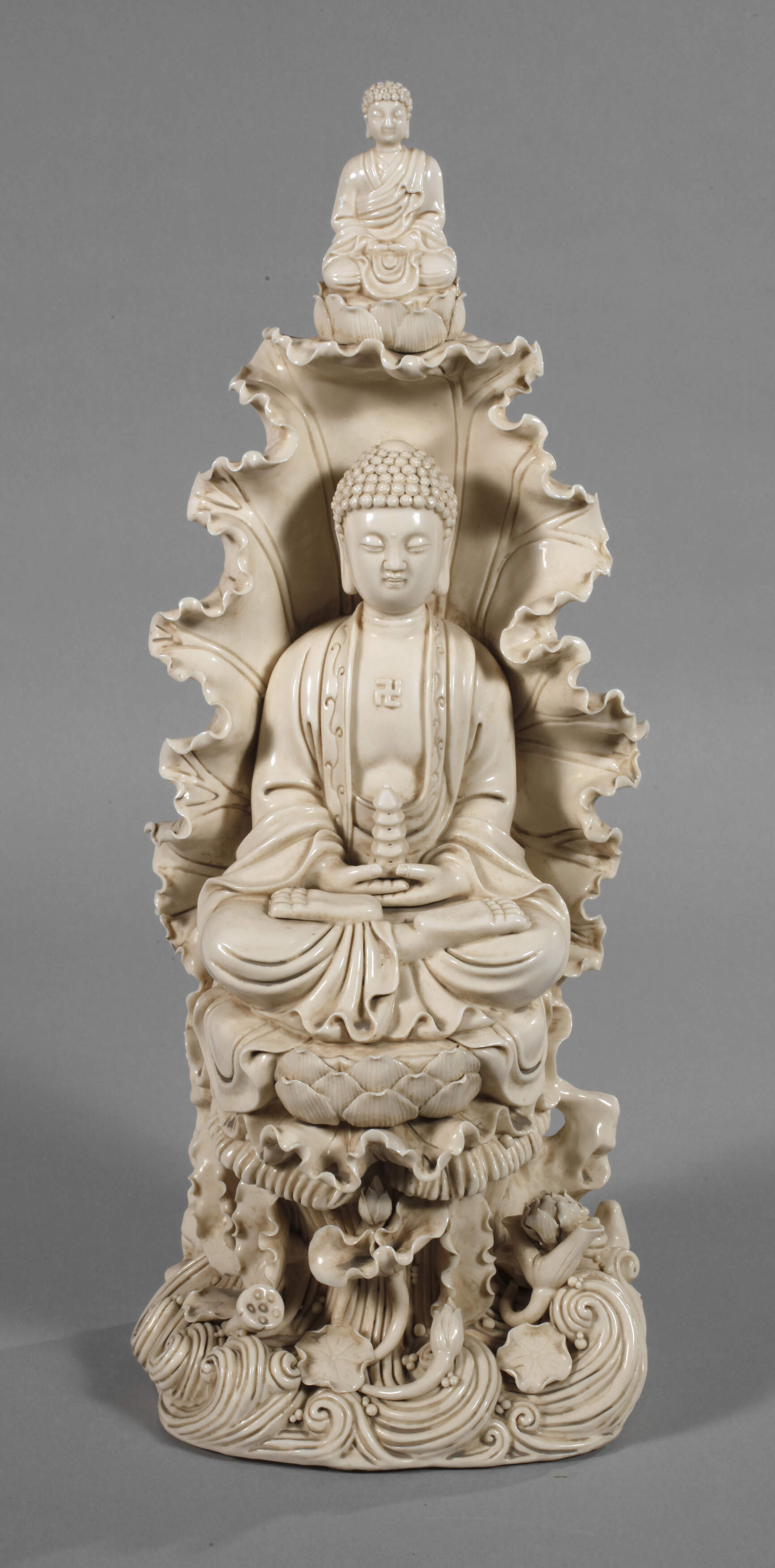 Große Blanc-de-Chine-Figur "Der Medizinbuddha Bhaisajyaguru"