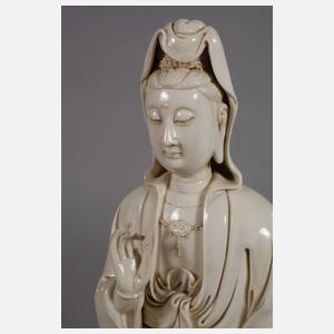 Blanc-de-Chine-Figur "Thronende Guanyin mit Ambrosiaflasche"