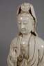 Blanc-de-Chine-Figur "Thronende Guanyin mit Ambrosiaflasche"