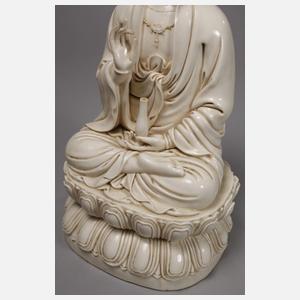 Blanc-de-Chine-Figur "Thronende Guanyin mit Ambrosiaflasche"