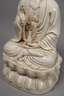 Blanc-de-Chine-Figur "Thronende Guanyin mit Ambrosiaflasche"
