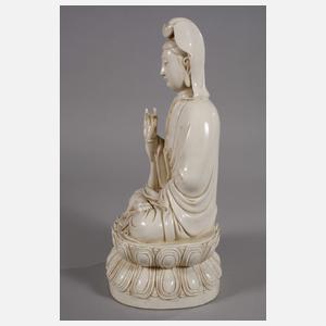 Blanc-de-Chine-Figur "Thronende Guanyin mit Ambrosiaflasche"