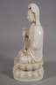 Blanc-de-Chine-Figur "Thronende Guanyin mit Ambrosiaflasche"