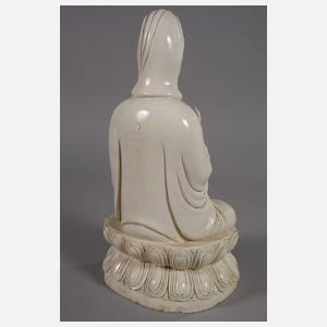 Blanc-de-Chine-Figur "Thronende Guanyin mit Ambrosiaflasche"
