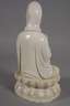 Blanc-de-Chine-Figur "Thronende Guanyin mit Ambrosiaflasche"