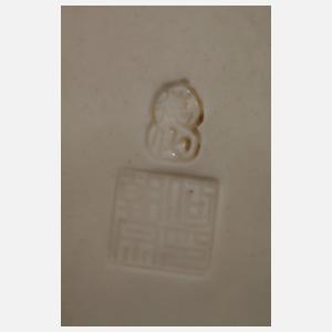 Blanc-de-Chine-Figur "Thronende Guanyin mit Ambrosiaflasche"