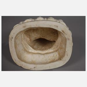 Blanc-de-Chine-Figur "Thronende Guanyin mit Ambrosiaflasche"