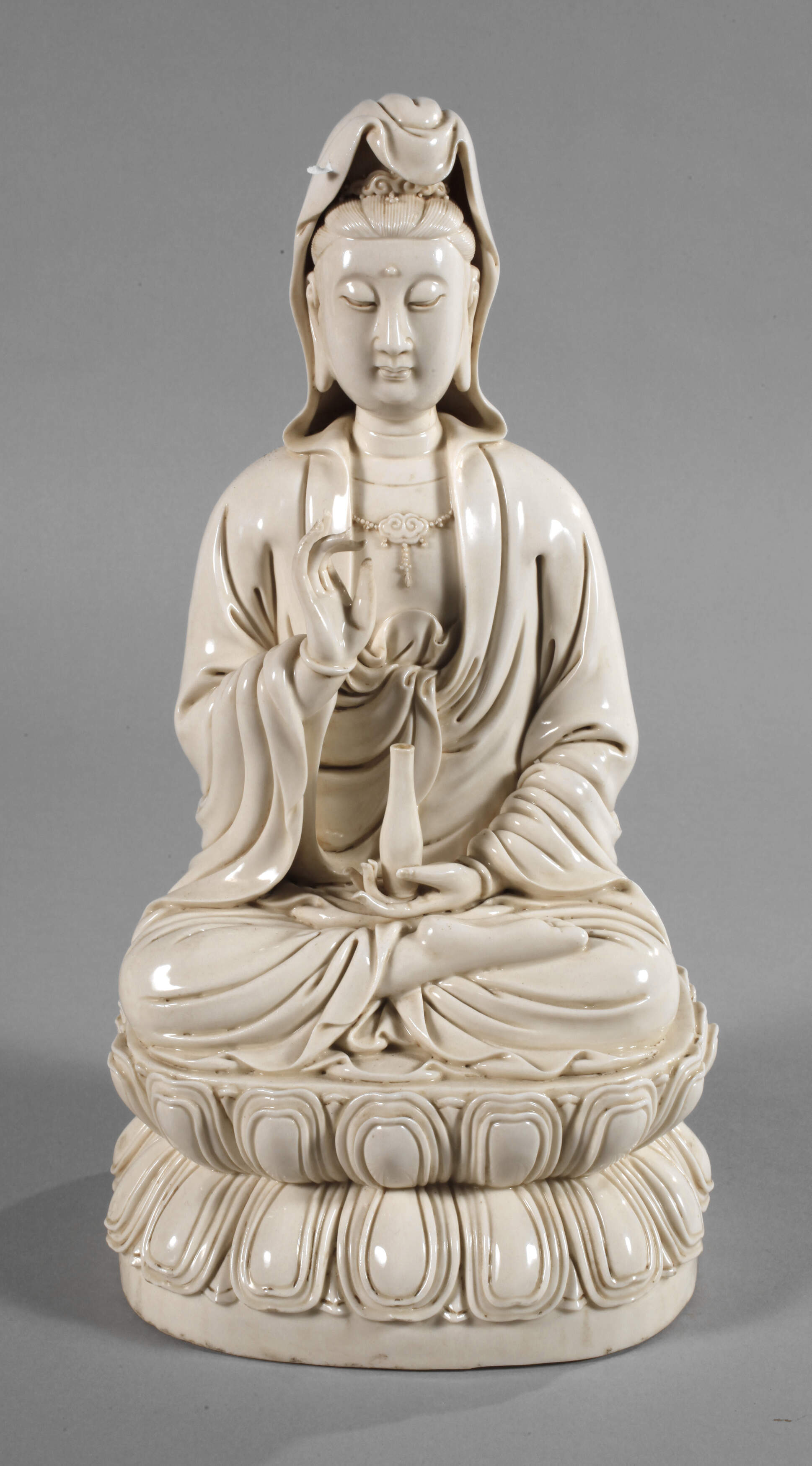 Blanc-de-Chine-Figur "Thronende Guanyin mit Ambrosiaflasche"