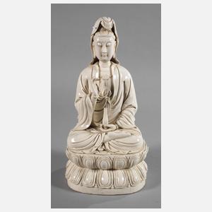 Blanc-de-Chine-Figur "Thronende Guanyin mit Ambrosiaflasche"