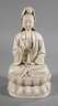 Blanc-de-Chine-Figur "Thronende Guanyin mit Ambrosiaflasche"
