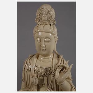 Blanc-de-Chine-Figur "Guanyin mit heiliger Lotosblume"