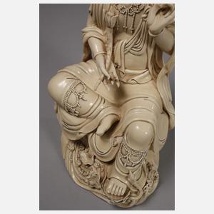 Blanc-de-Chine-Figur "Guanyin mit heiliger Lotosblume"