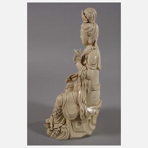 Blanc-de-Chine-Figur "Guanyin mit heiliger Lotosblume"