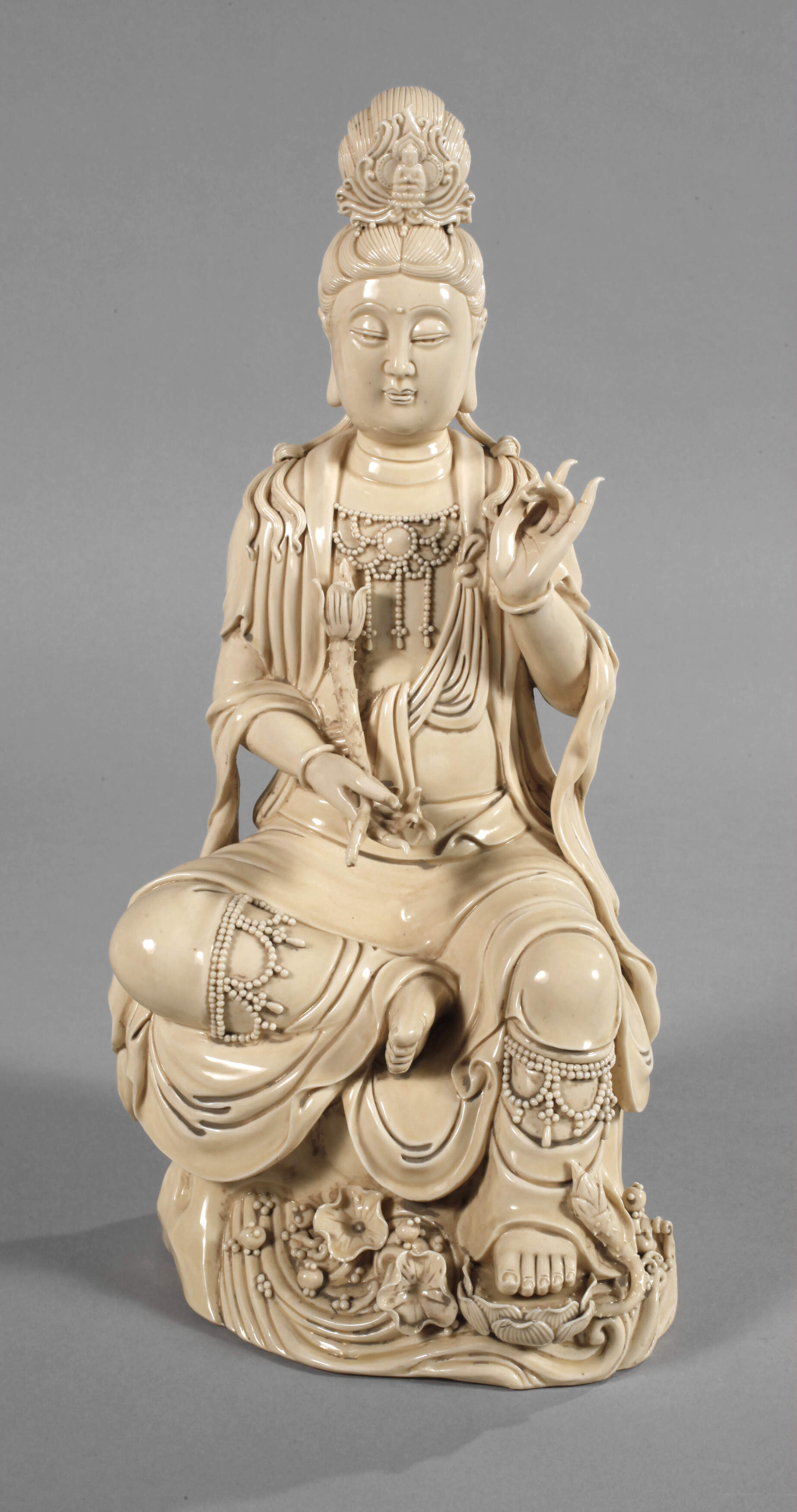 Blanc-de-Chine-Figur "Guanyin mit heiliger Lotosblume"
