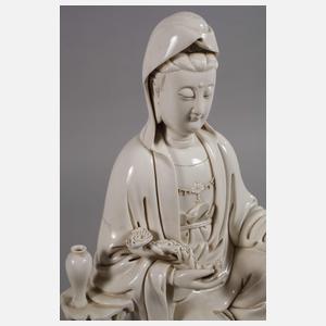 Blanc-de-Chine-Figur "Thronende Guanyin mit Ruyi-Wunschzepter"