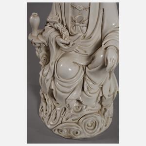 Blanc-de-Chine-Figur "Thronende Guanyin mit Ruyi-Wunschzepter"