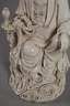 Blanc-de-Chine-Figur "Thronende Guanyin mit Ruyi-Wunschzepter"