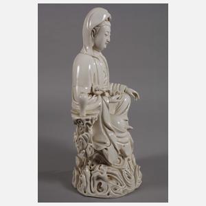 Blanc-de-Chine-Figur "Thronende Guanyin mit Ruyi-Wunschzepter"