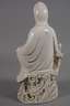 Blanc-de-Chine-Figur "Thronende Guanyin mit Ruyi-Wunschzepter"