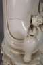 Blanc-de-Chine-Figur "Thronende Guanyin mit Ruyi-Wunschzepter"