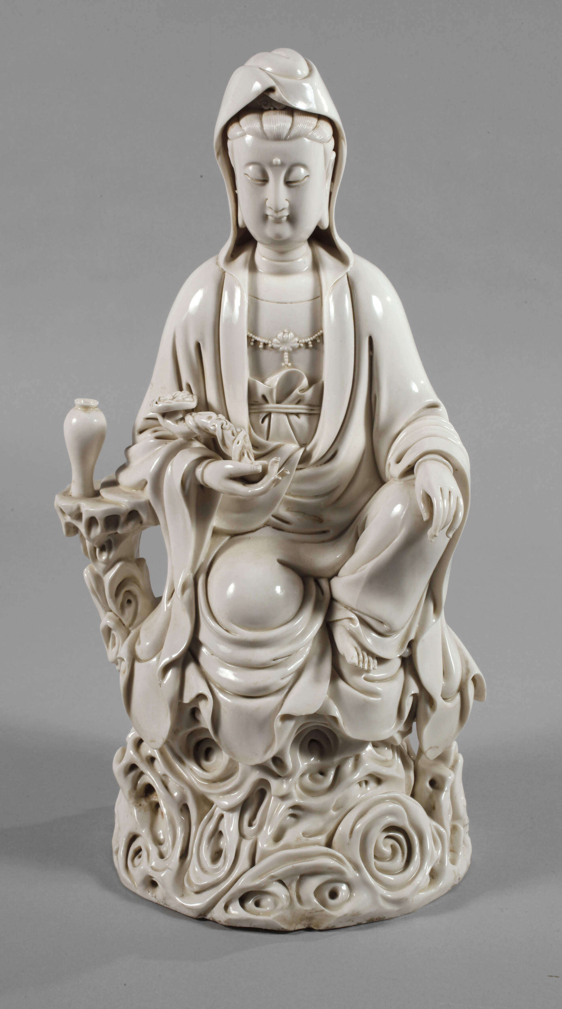 Blanc-de-Chine-Figur "Thronende Guanyin mit Ruyi-Wunschzepter"