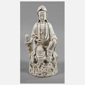 Blanc-de-Chine-Figur "Thronende Guanyin mit Ruyi-Wunschzepter"
