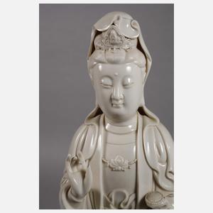 Große Blanc-de-Chine-Figur "Stehende Guanyin mit Ruyi-Wunschzepter"