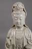 Große Blanc-de-Chine-Figur "Stehende Guanyin mit Ruyi-Wunschzepter"